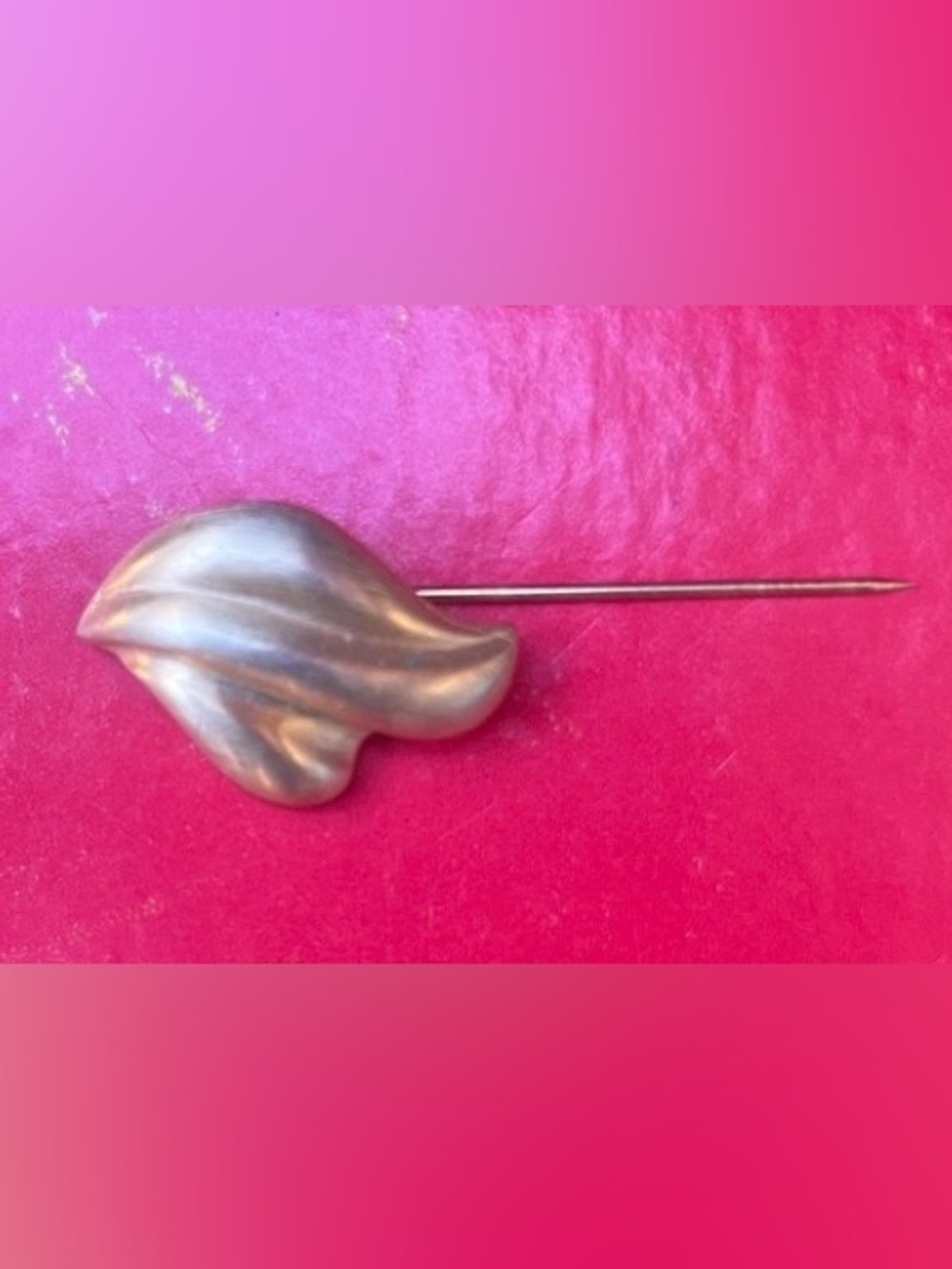 Vintage Leaf Stick Brooch
- Gold Tone